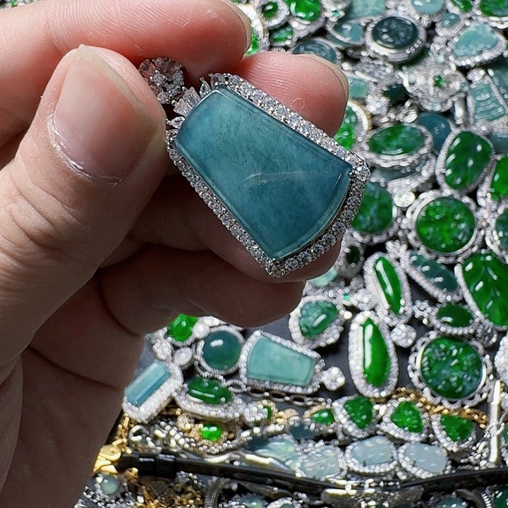 翡翠颈饰未镶嵌天然A货翡翠放漏