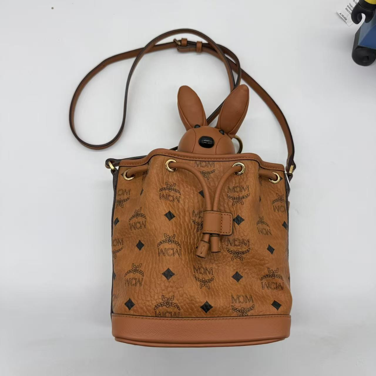 99新 MCM 奢得/MCM 干邑色 兔子水桶 斜挎包100813