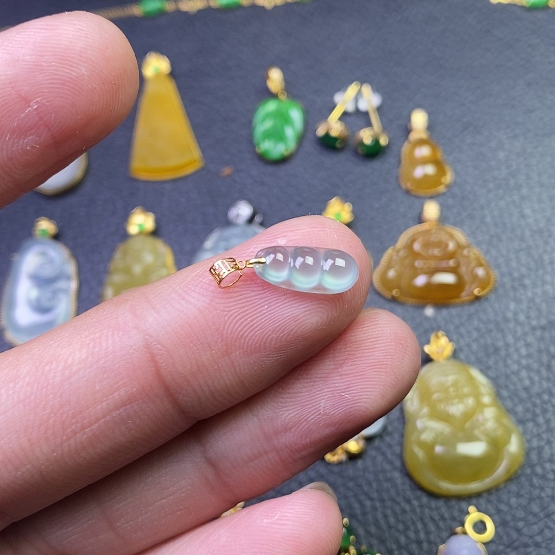 颈饰18K金镶嵌翡翠