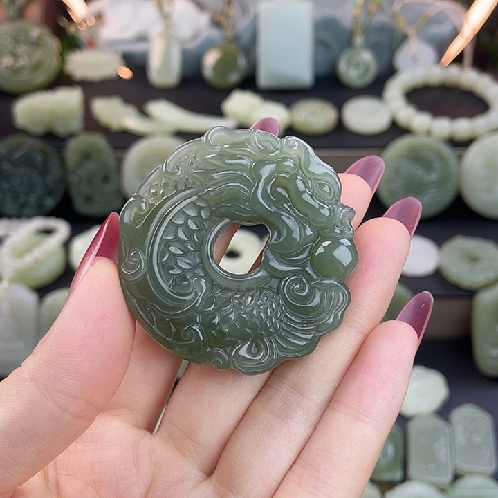 尾***巴和田玉未镶嵌颈饰