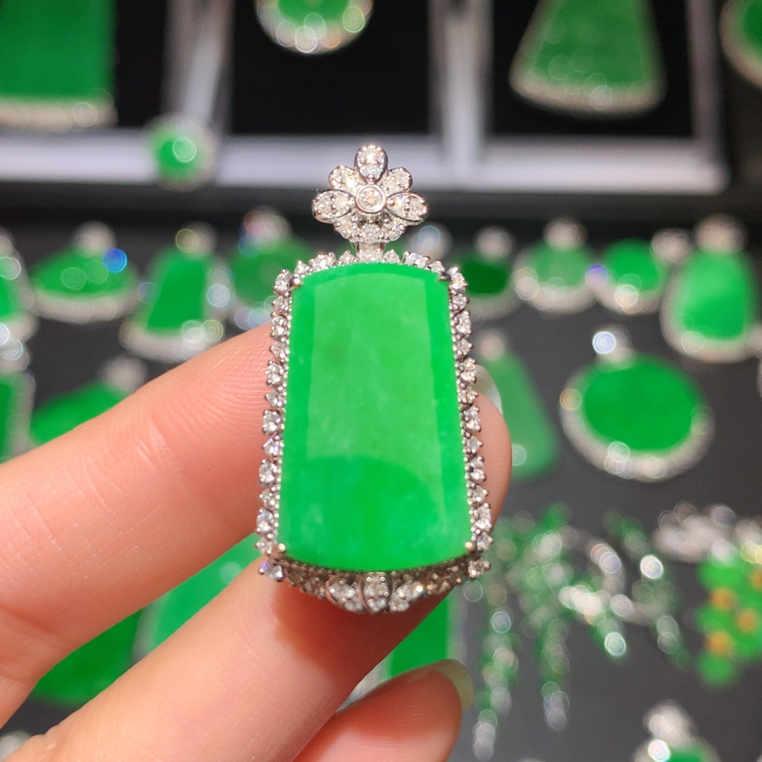 翡翠颈饰18K金镶嵌翡翠