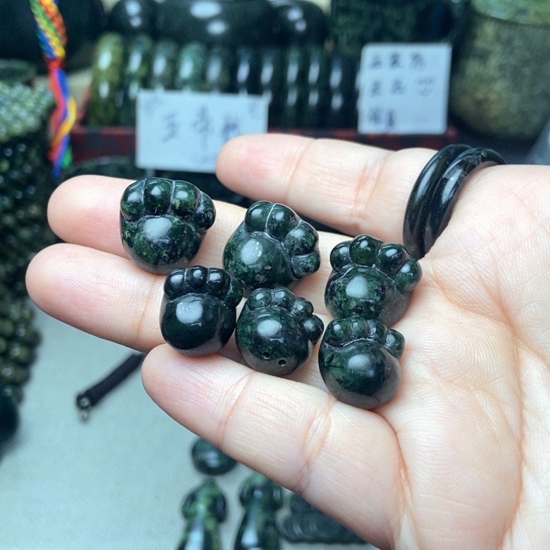 蛇纹石玉未镶嵌颈饰猫猫爪
