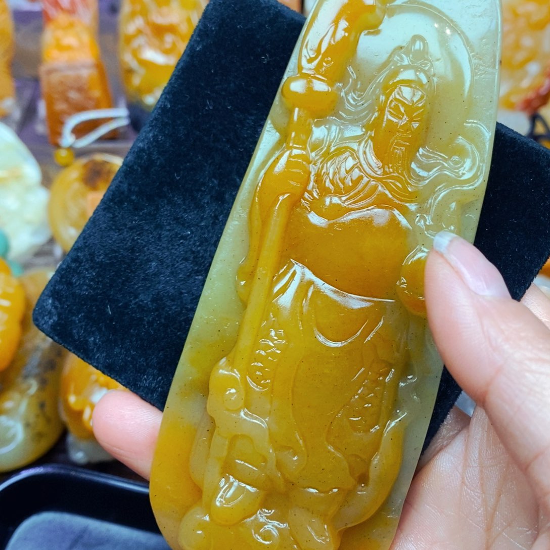 未镶嵌石英质玉（黄龙玉）颈饰