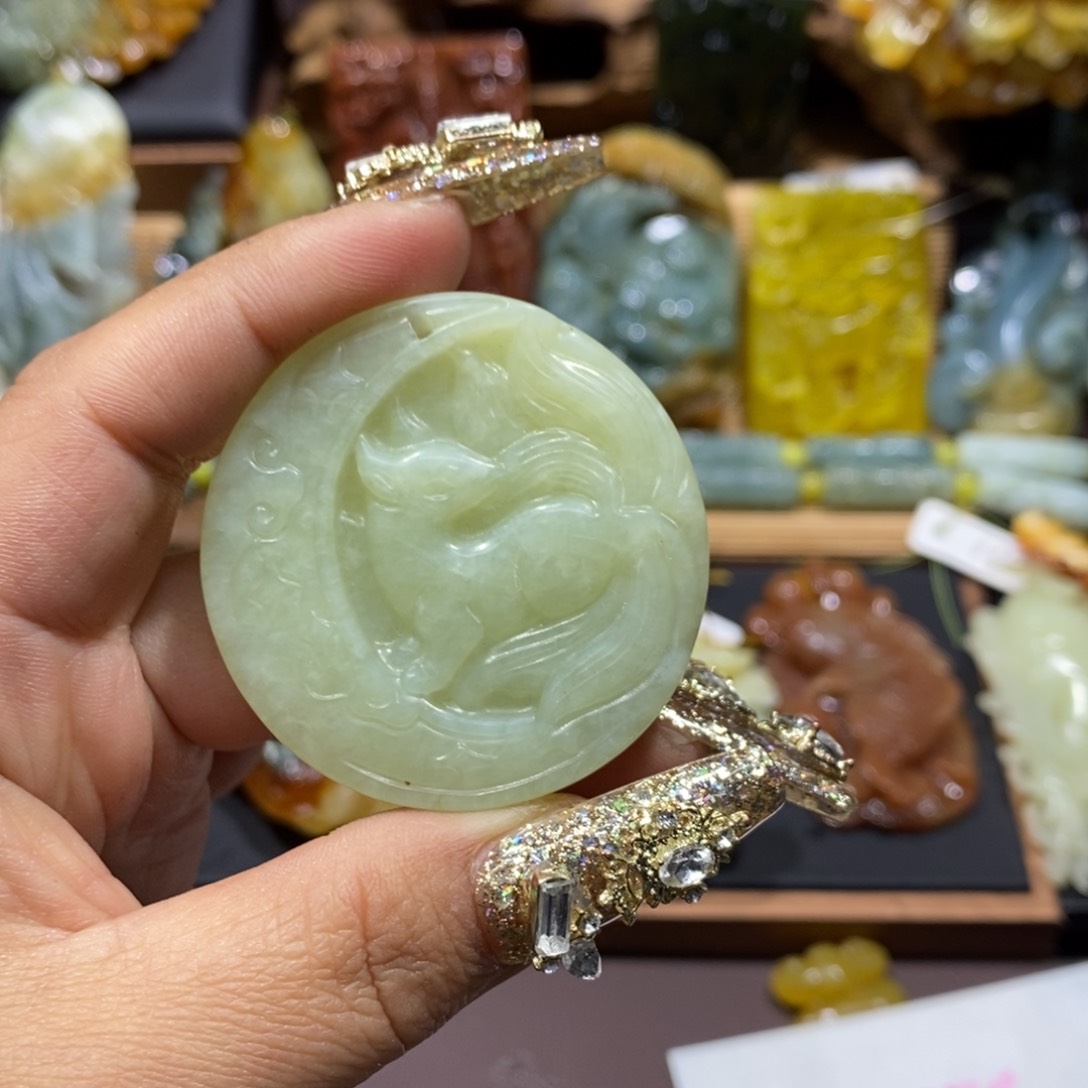 蛇纹石玉颈饰未镶嵌