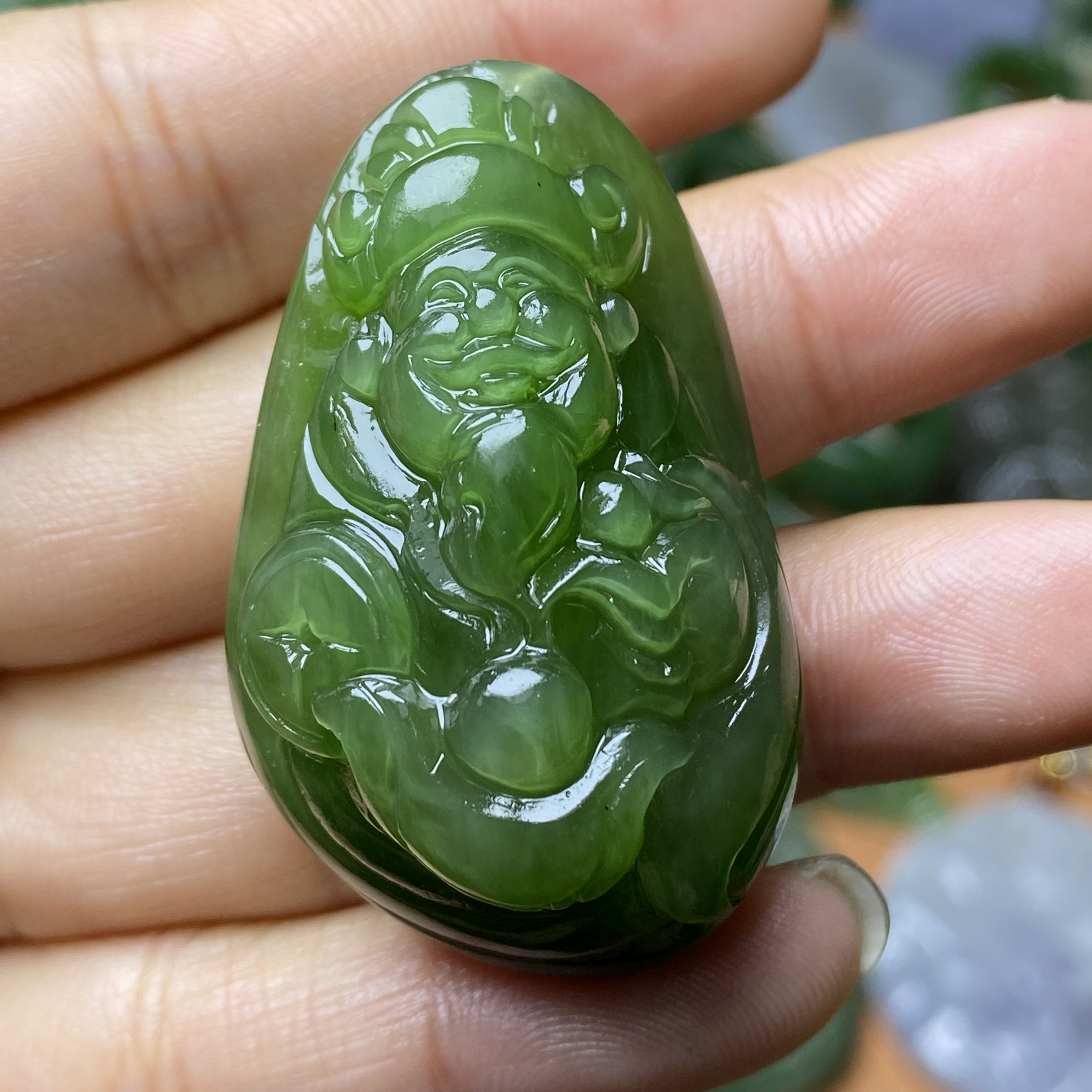 和田玉碧玉菠菜绿财神随型吊坠精美手工雕刻满绿满肉挂坠精雕时尚