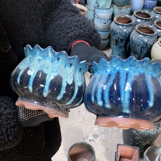 紫砂花盆口17高14，微瑕