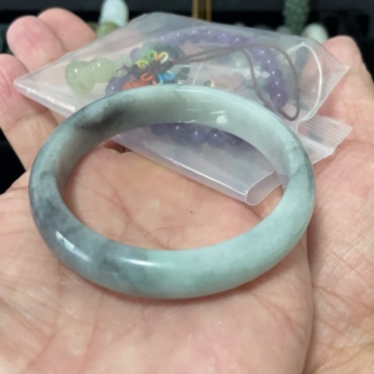 小****翡翠未镶嵌手镯一堆