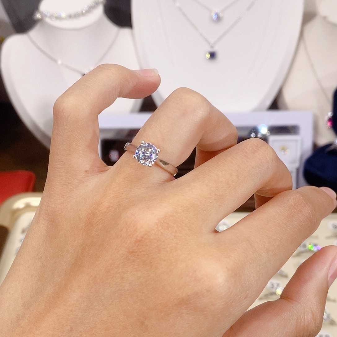 925银合成碳硅石1895。 11圈口1克拉