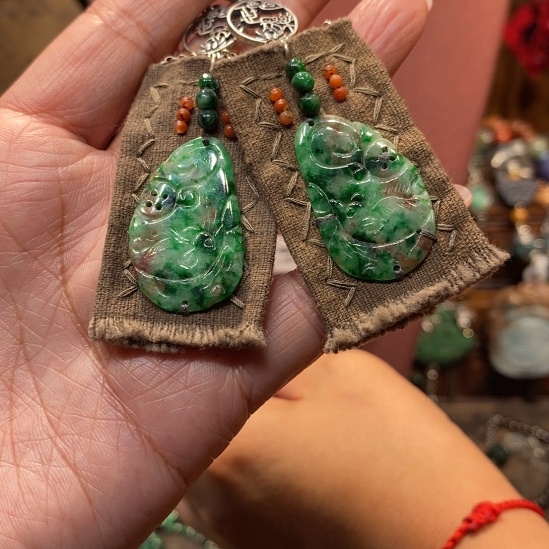 翡翠吊坠(赠链)未镶嵌