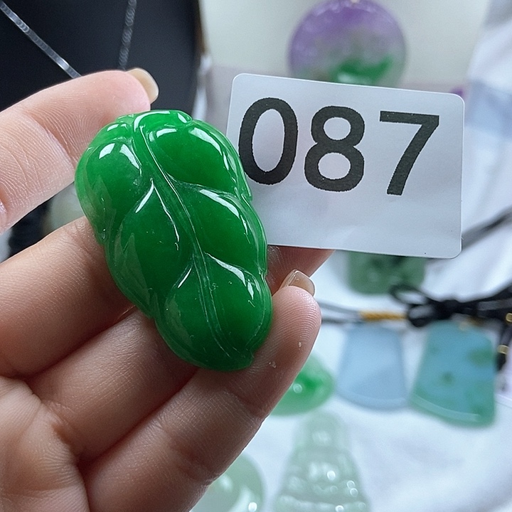 翡翠未镶嵌吊坠(赠链)