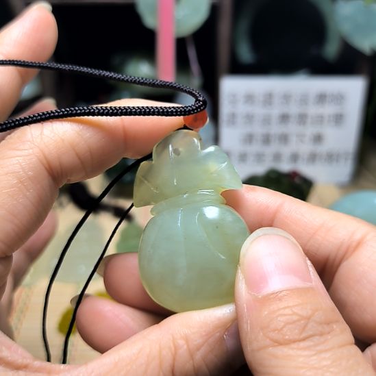 蛇纹石玉未镶嵌颈饰