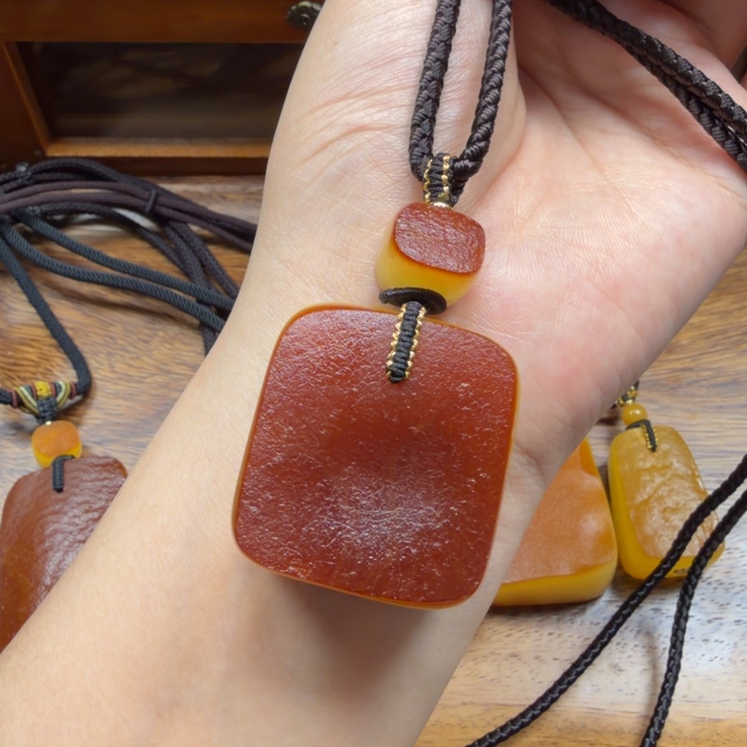 琥珀未镶嵌吊坠(赠链)