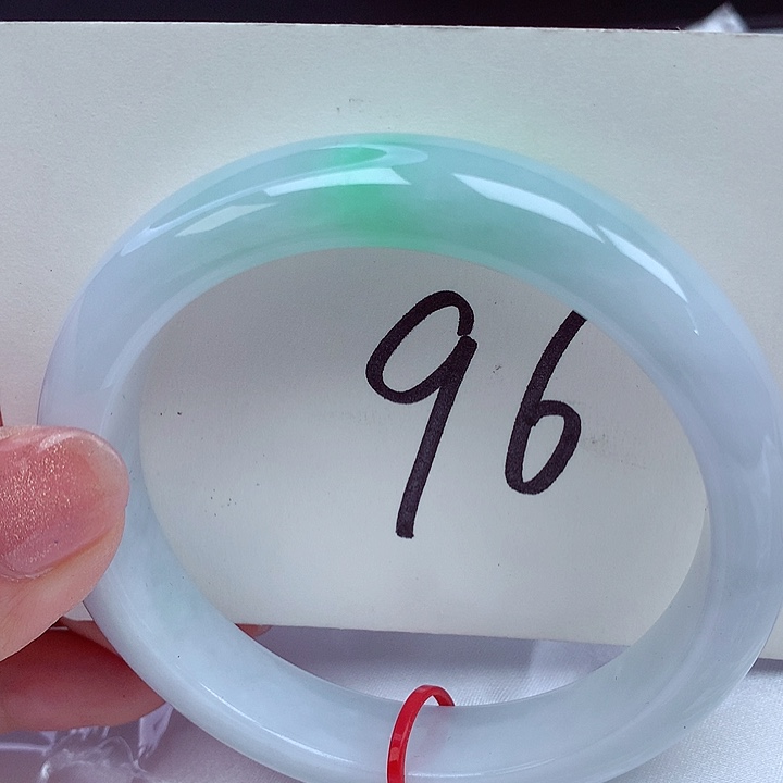 翡翠手镯未镶嵌翡翠