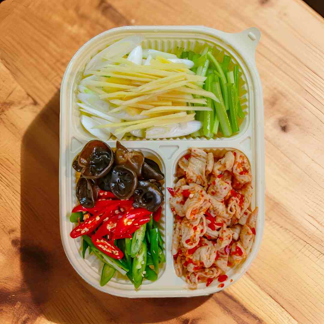 火爆肥肠（半熟鲜肥肠半斤，配芹菜节、仔姜丝、黑木耳、青红椒丝、姜蒜片，默认码制泡姜泡椒酱）