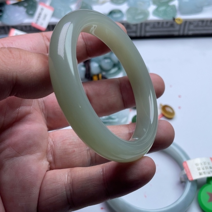 上***水和田玉未镶嵌手镯手镯