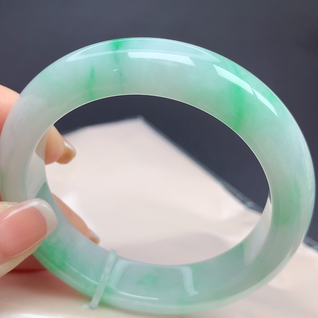 翡翠手镯未镶嵌56圈口