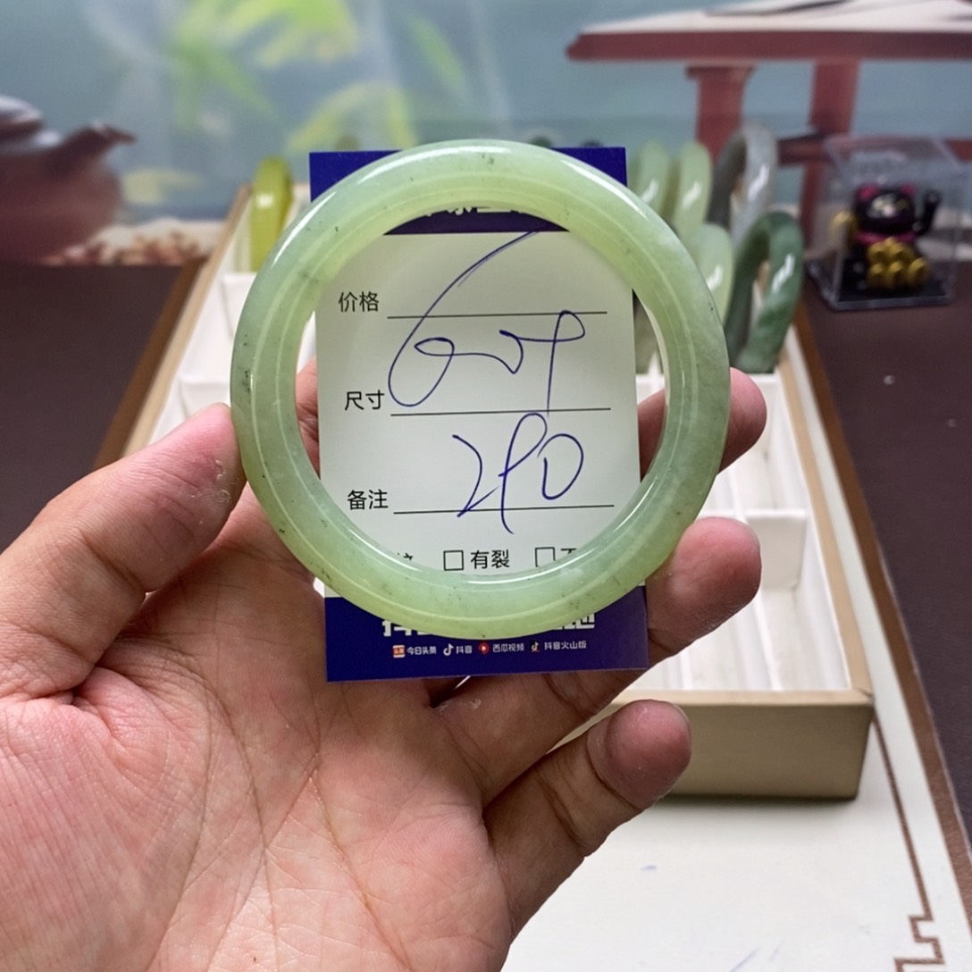 蛇纹石玉手镯未镶嵌