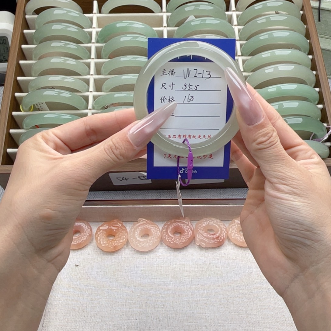 X***.石英岩玉未镶嵌手镯