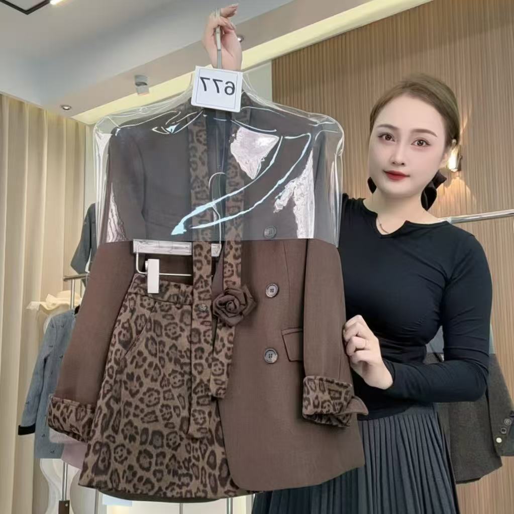 咖啡色豹纹拼接西服飘带外套2025气质洋气显瘦立体遮肉短裙三件套