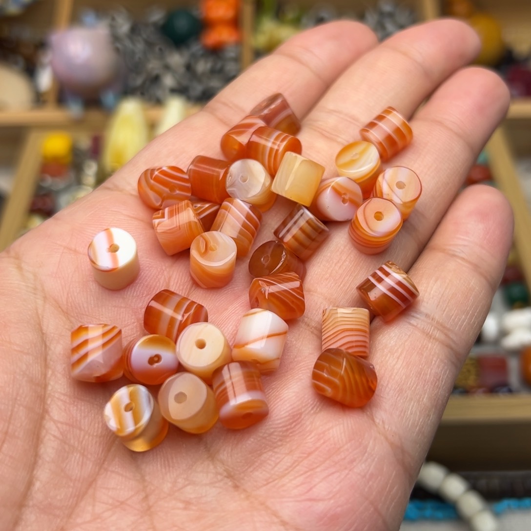 玛瑙/玉髓8mm红缠丝直切未镶嵌多样性发其中两颗