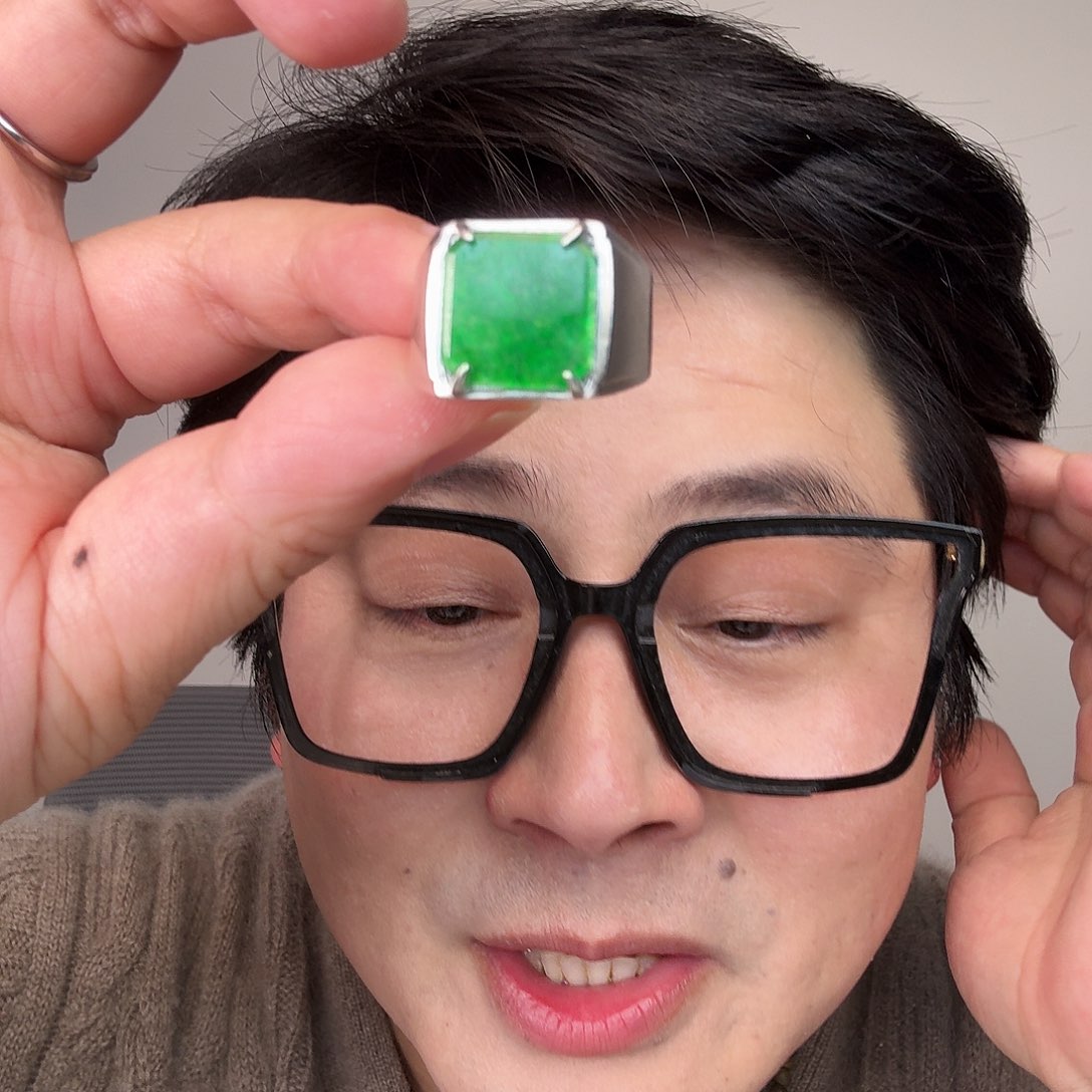 翡翠未镶嵌颈饰一件