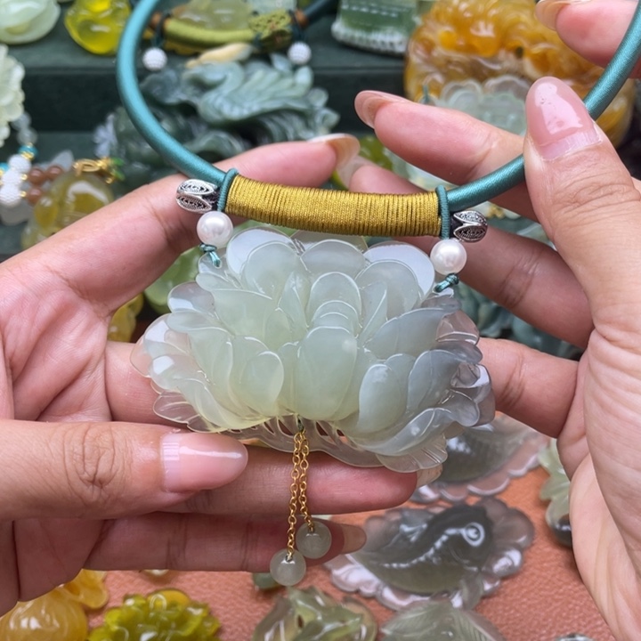 蛇纹石玉未镶嵌颈饰