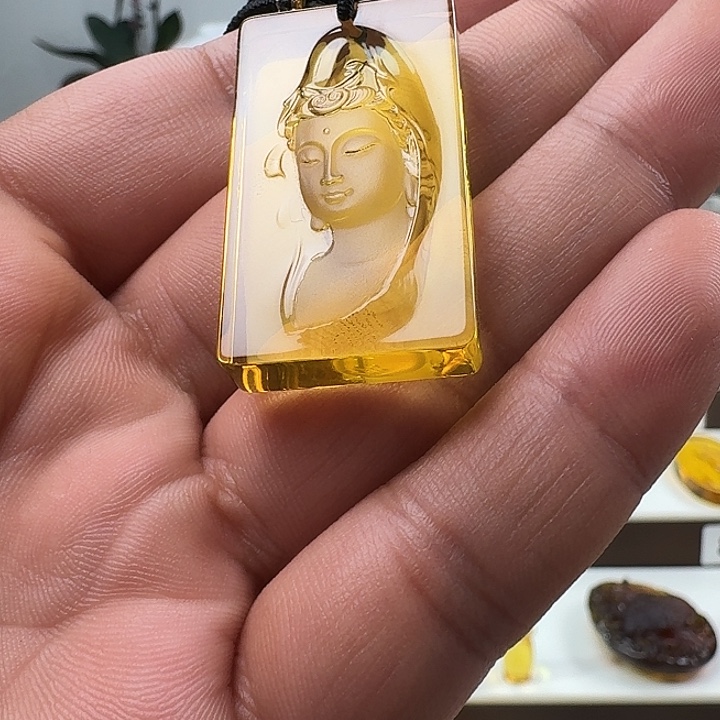 琥珀未镶嵌颈饰观音