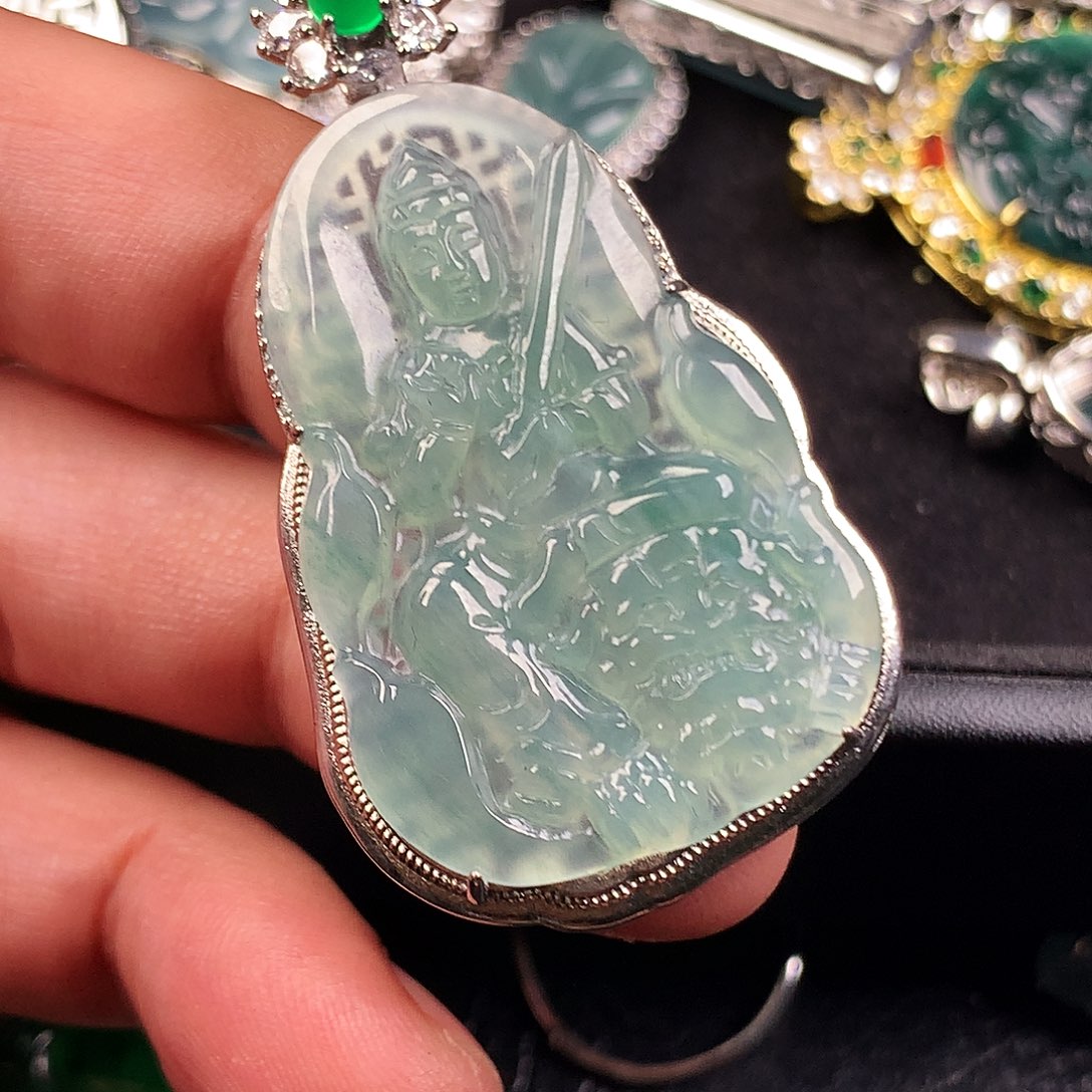 翡翠未镶嵌颈饰文殊