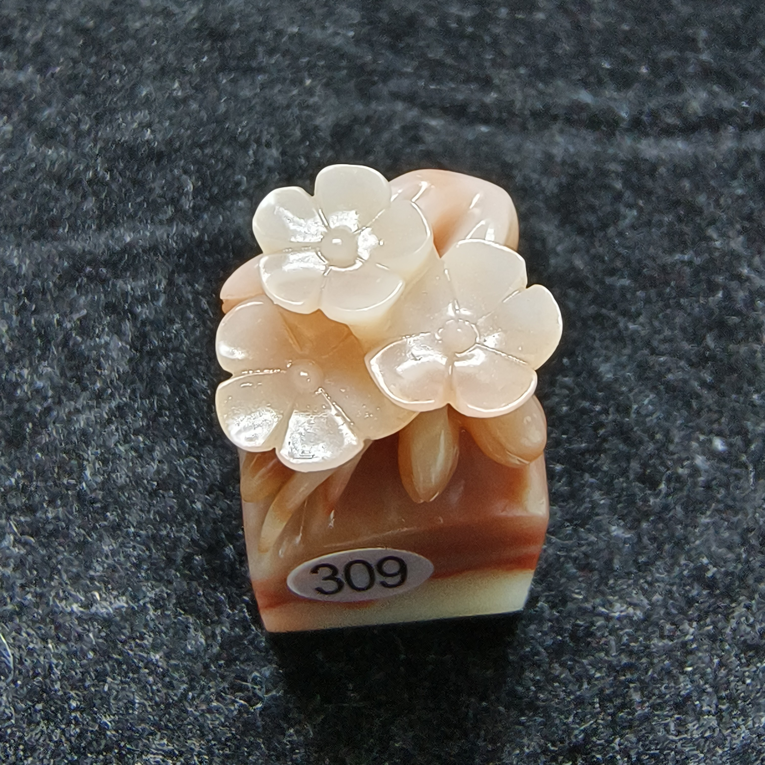 包刻字老挝石梅花巧色2.0×3.5左右