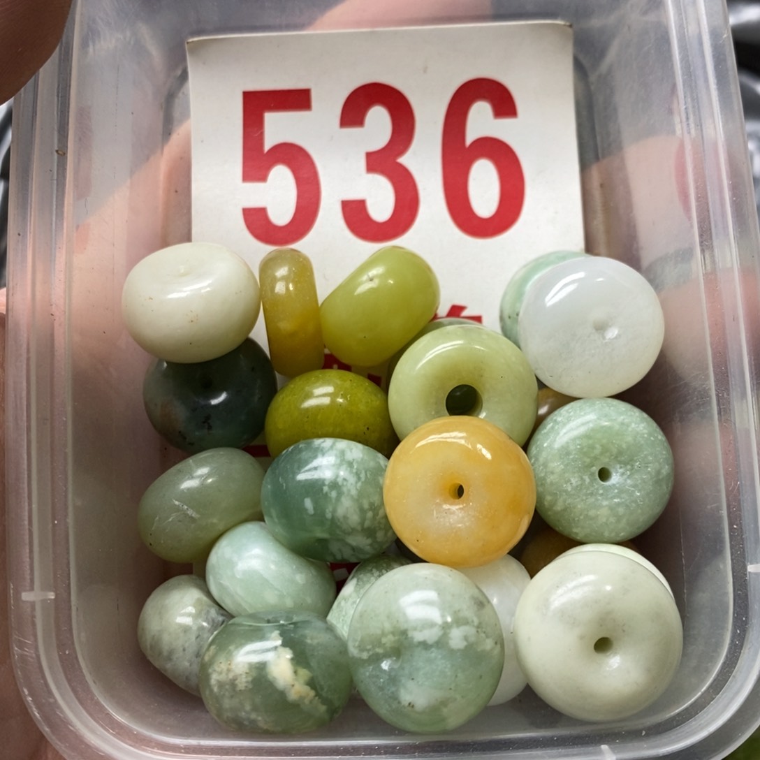 蛇纹石玉挂坠未镶嵌