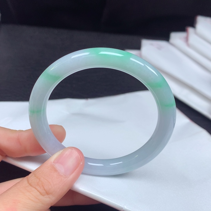 翡翠手镯（圆镯）未镶嵌摇*子