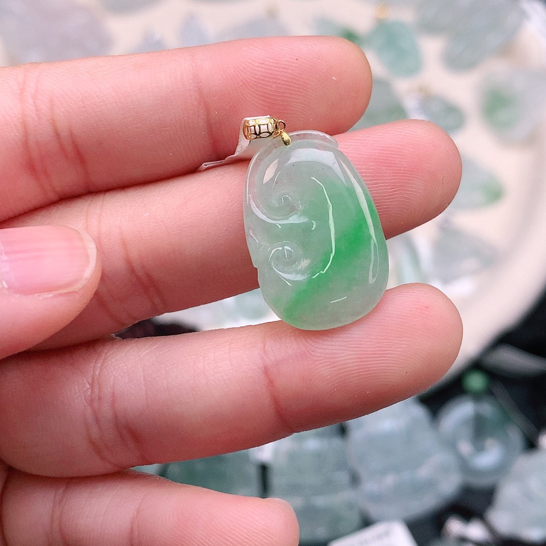 翡翠颈饰18K金镶嵌飘绿如意