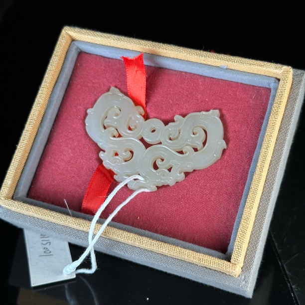 明和田玉双螭龙纹罄型佩 ZR300115001*【上海兰馨】