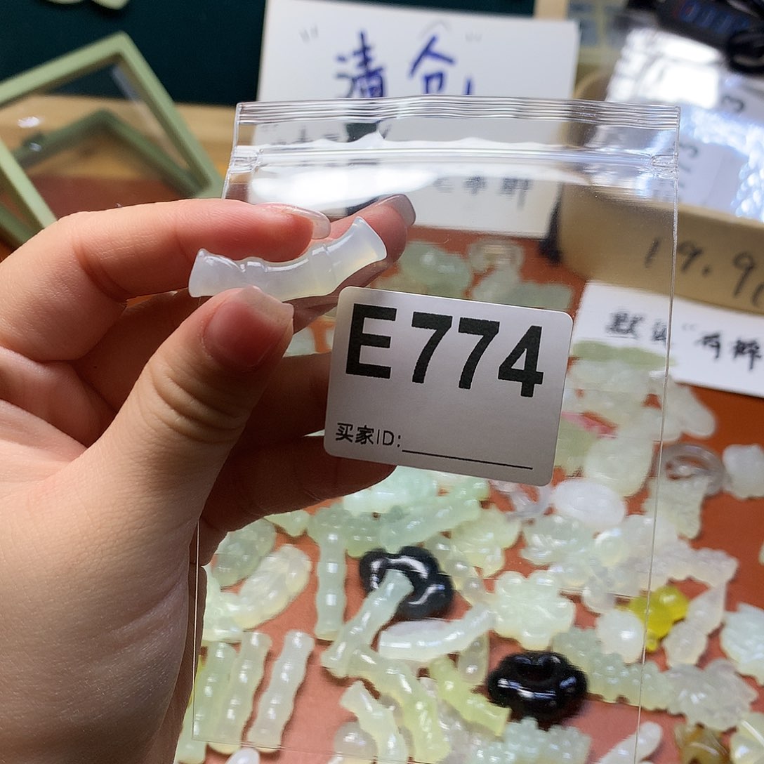 蛇纹石玉颈饰合金