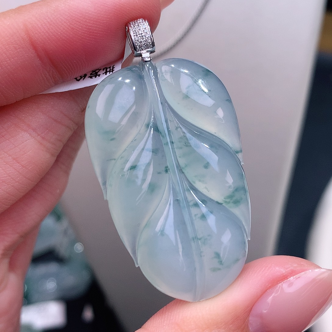 颈饰18K金镶嵌翡翠冰润飘花大叶子