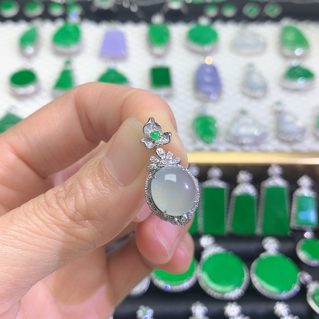 颈饰18K金镶嵌翡翠吊坠