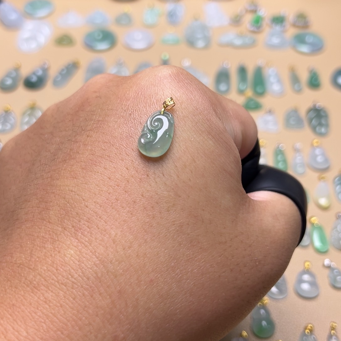 翡翠颈饰18K金镶嵌如意