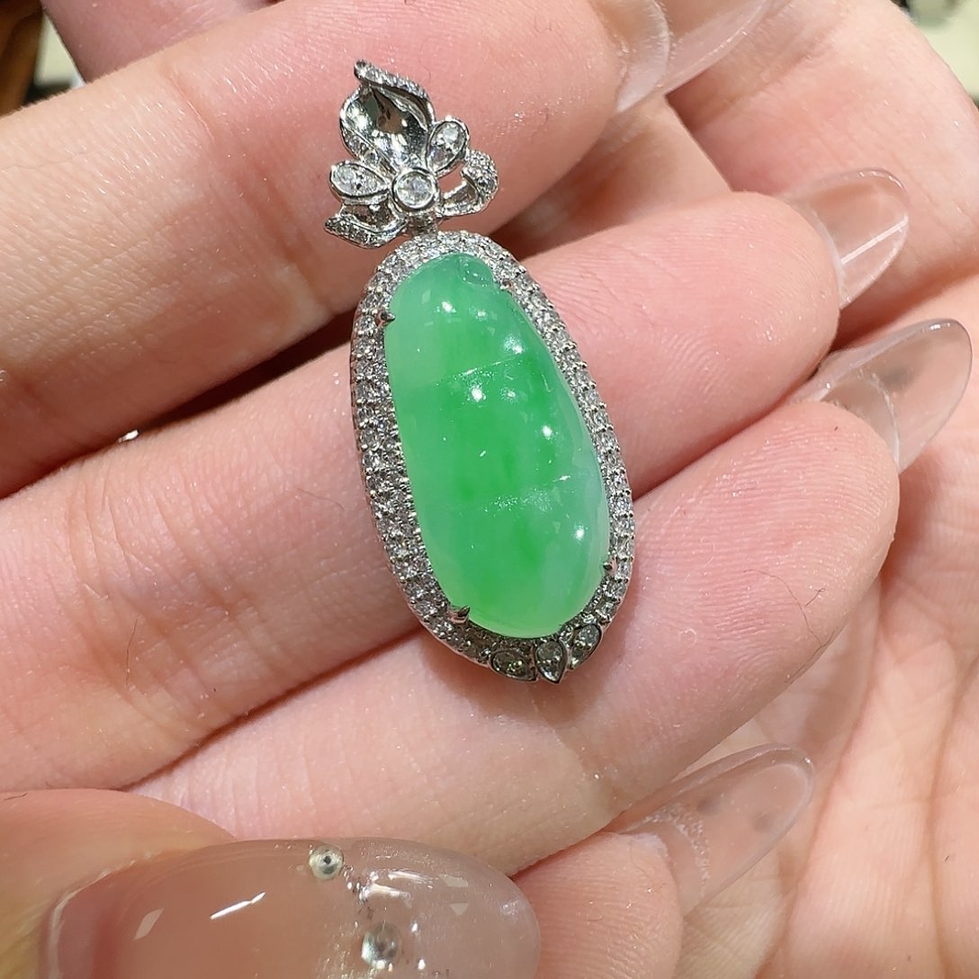 【闪购商品】颈饰18K金镶嵌翡翠