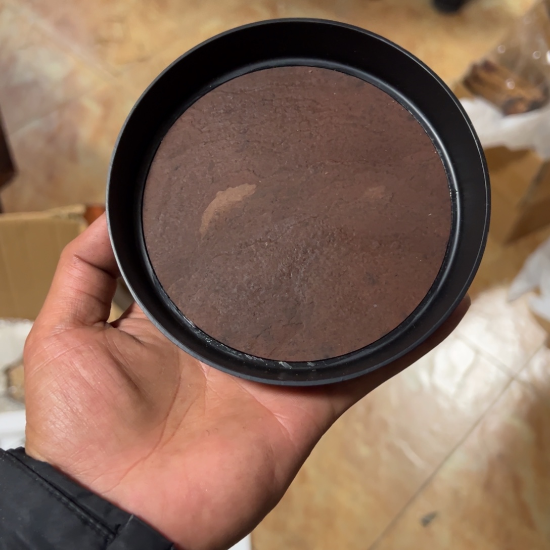 三足合金岩石壶承。  