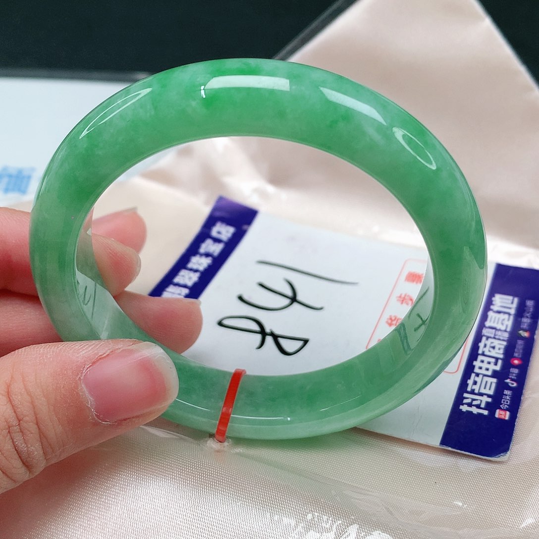 翡翠手镯未镶嵌翡翠