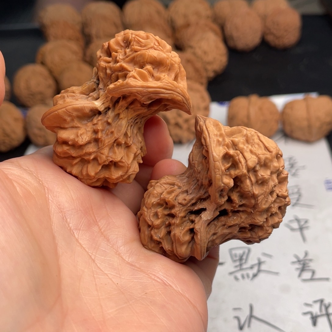 文玩核桃吊坠221。小鸟有黄