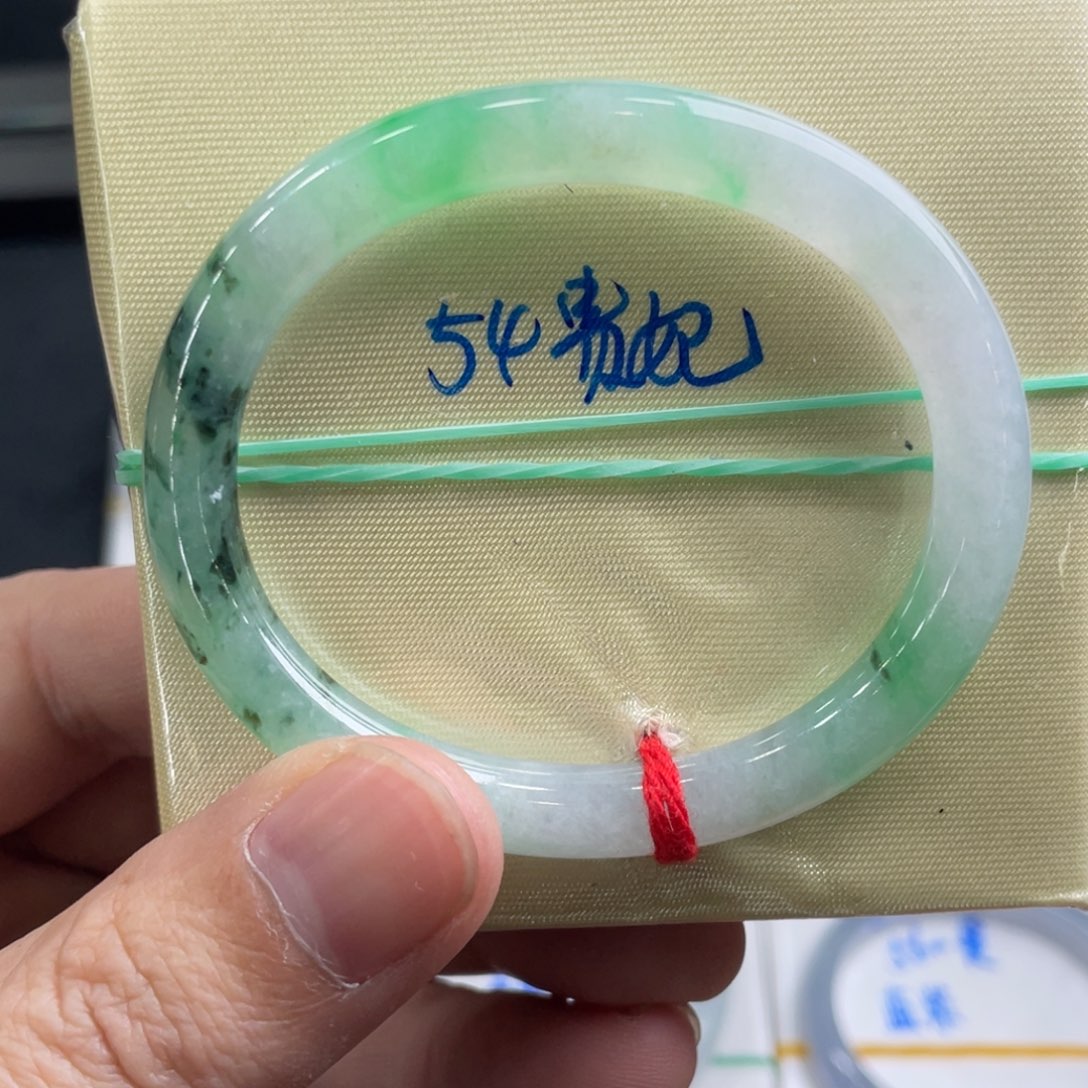 翡翠手镯未镶嵌翡翠手镯