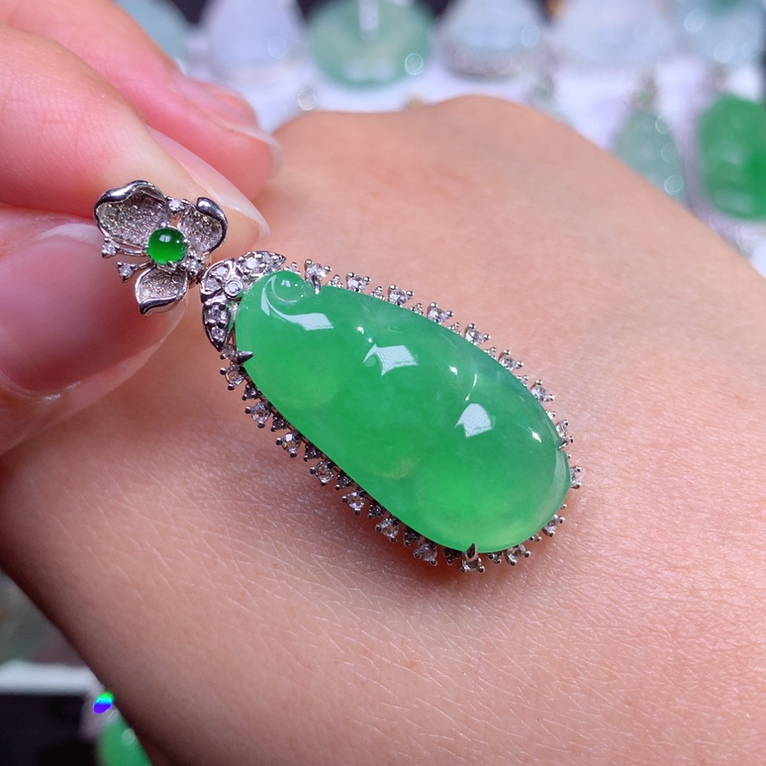 翡翠颈饰18K金镶嵌冰甜阳福豆吊坠