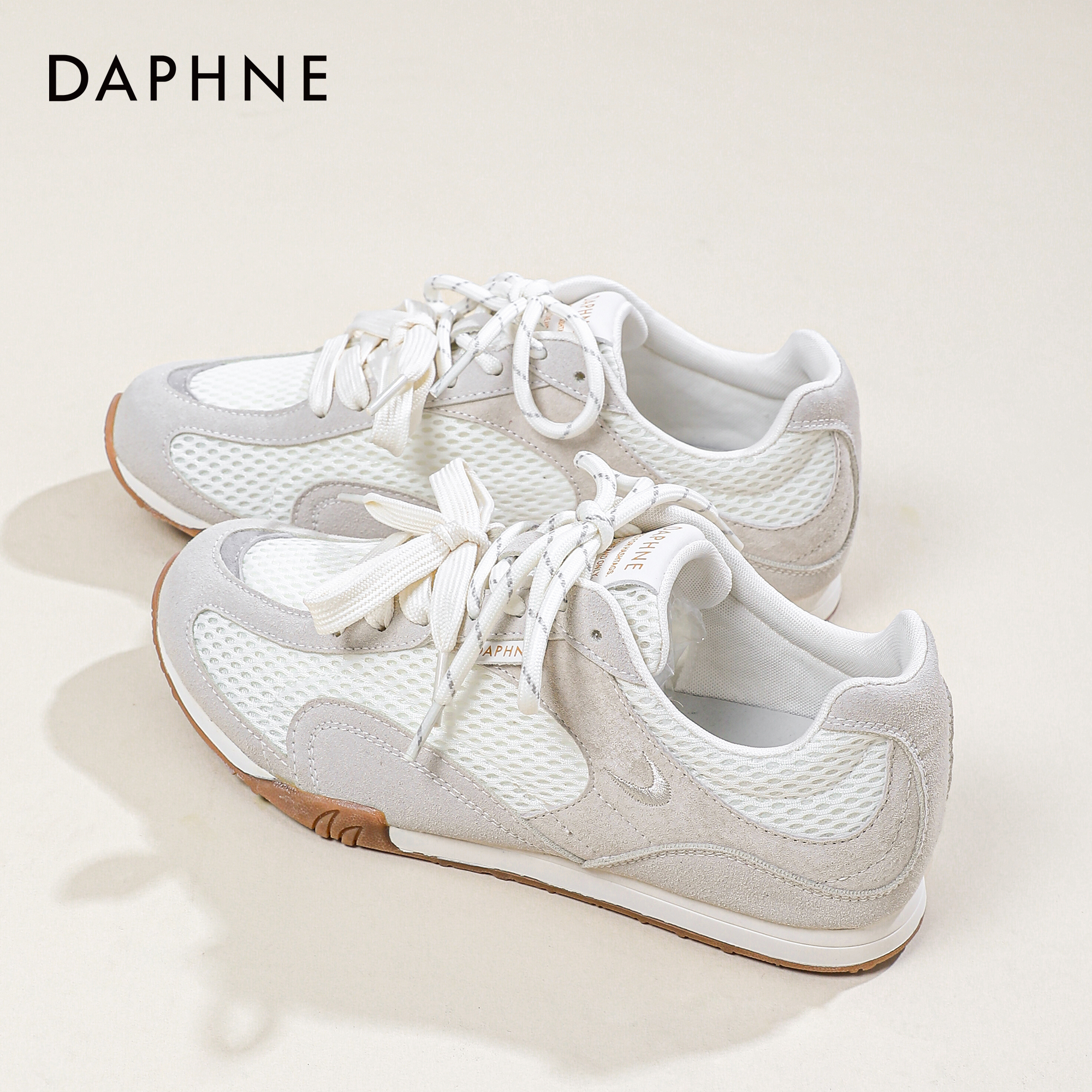 Daphne/达芙妮轻便休闲板鞋女2025年秋季新款超火百学院风德训鞋