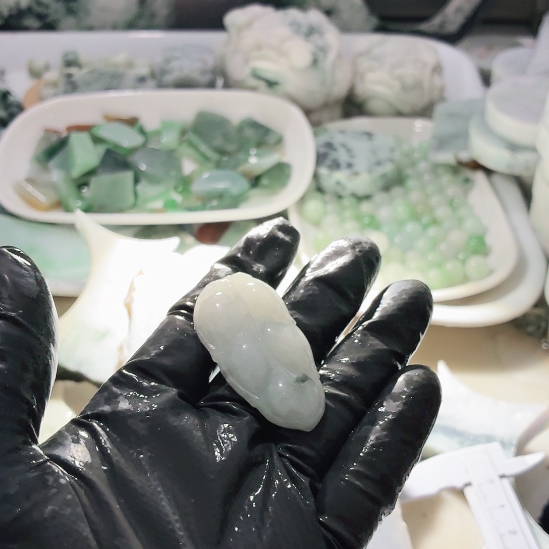 翡翠未镶嵌颈饰边角料