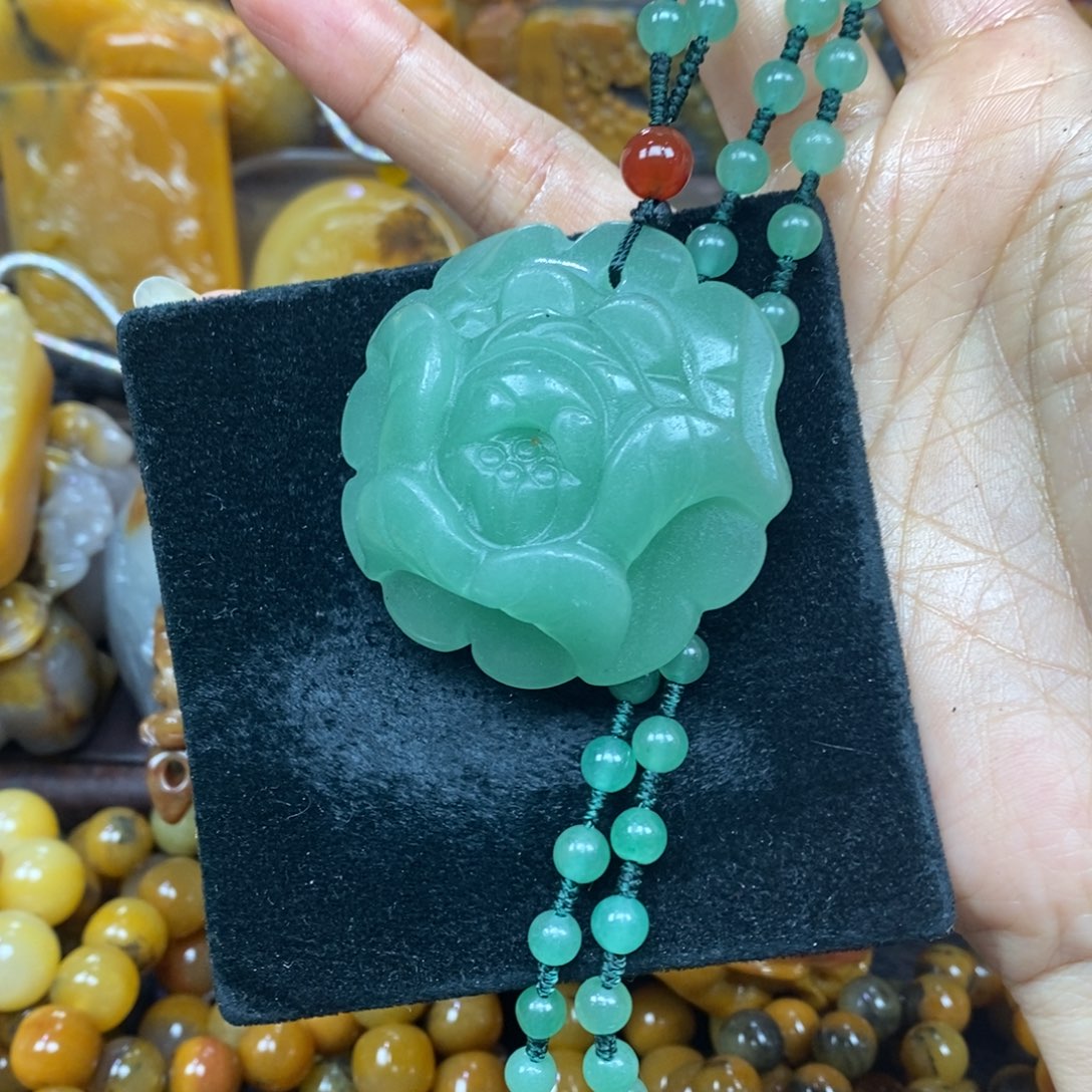 未镶嵌石英质玉（黄龙玉）颈饰