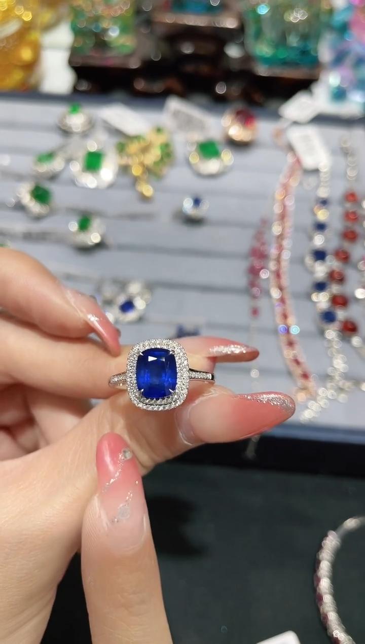 18K金镶嵌天然蓝宝石戒指