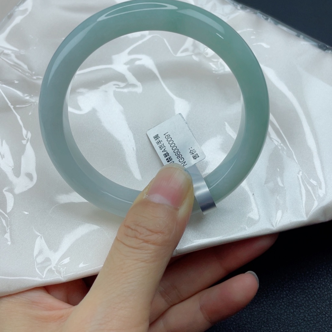 翡翠未镶嵌手镯冰蓝