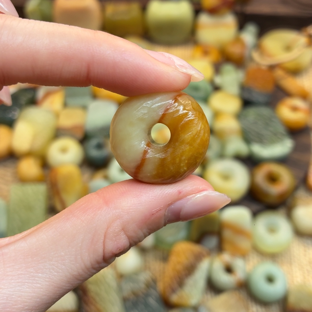 纳***9蛇纹石玉未镶嵌颈饰