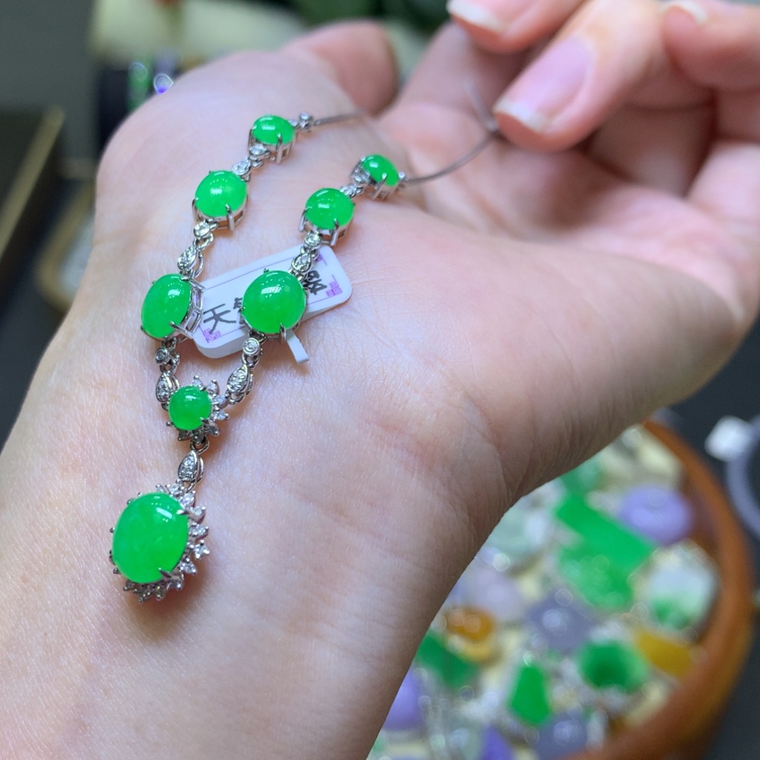 翡翠颈饰18K金镶嵌翡翠吊坠项链